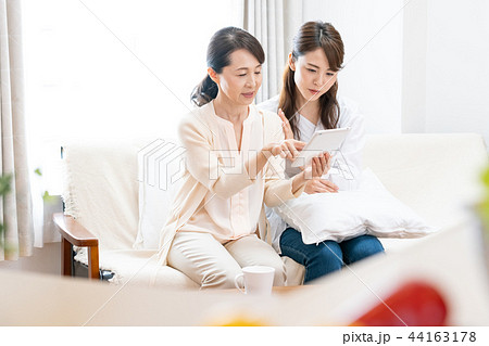 タブレットを見る母と娘 44163178