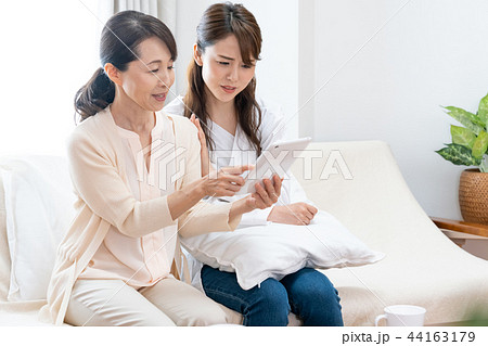 タブレットを見る母と娘 44163179