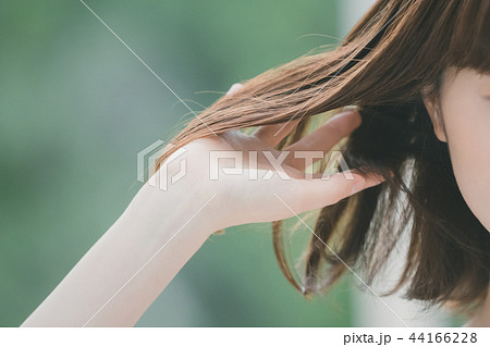 young woman 44166228