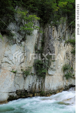初秋の屏風岩と伊南川の清流　福島県南会津町 44168191