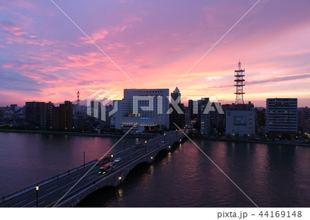 夕暮れのリバーサイドのビルとホテル 新潟市 夕暮れのリバーサイドのビルとホテル 新潟市 44169148