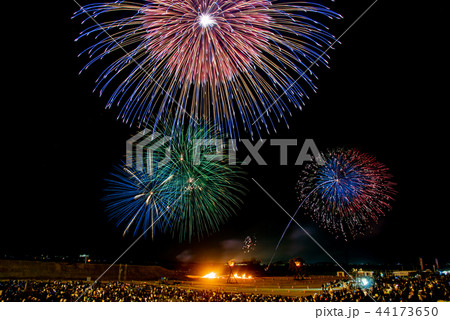 石川県 川北まつり北國大花火川北大会 第33回川北まつり 斜め打ち 比較明合成の写真素材