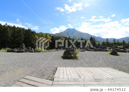 ロープウェー山頂からの日光白根山の眺め 44174512