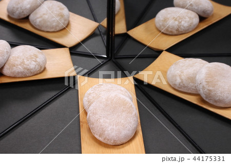 鏡に映る栃餅 44175331