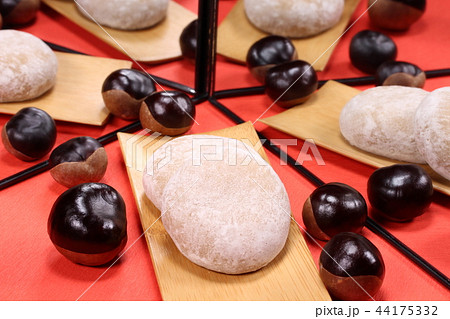 鏡に映る栃の実と栃餅 44175332