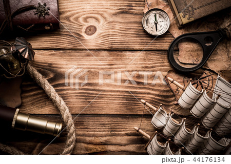 Columbus Day. Vintage worldmap and discovery 44176134