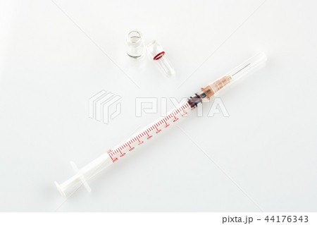 Ampoule with medicine and syringe Ampoule with medicine and syringe 44176343