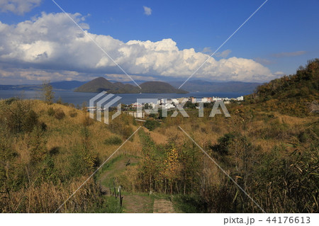 北海道　有珠山から見る洞爺湖 44176613