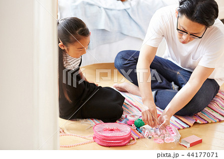 遊んでいる父親と娘 44177071