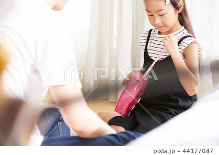 遊んでいる父親と娘 44177087
