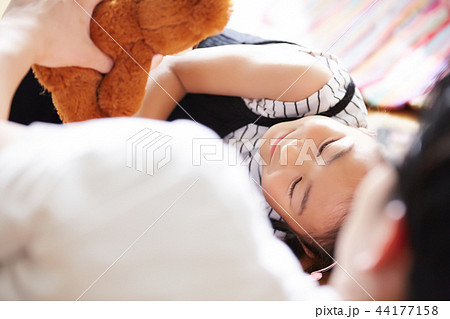 遊んでいる父親と娘 44177158