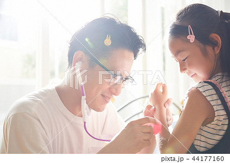 遊んでいる父親と娘 44177160