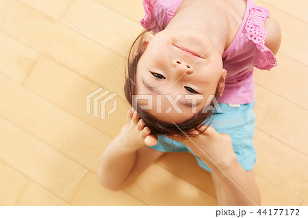 柔軟をする女の子 柔軟をする女の子 44177172