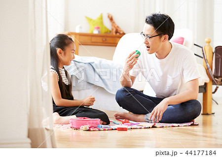 遊んでいる父親と娘 44177184