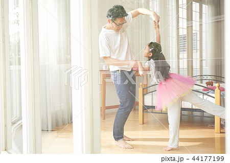 遊んでいる父親と娘 44177199