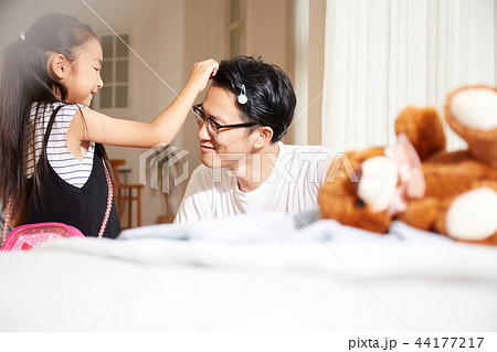 遊んでいる父親と娘 44177217
