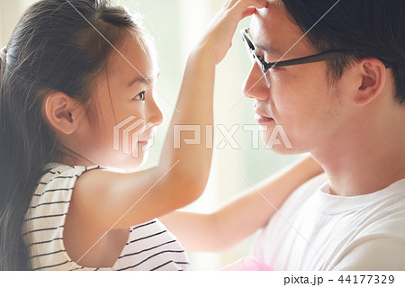 仲のいい父親と娘 仲のいい父親と娘 44177329