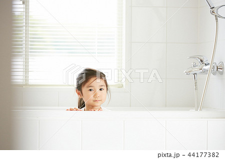 お風呂場にいる女の子の写真素材