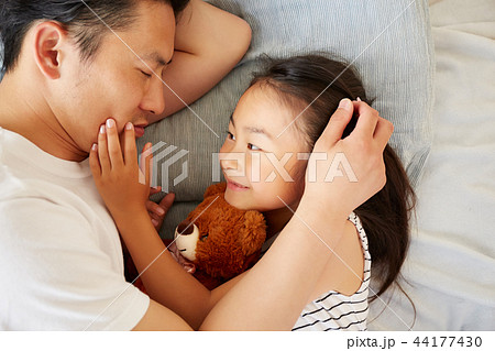 仲のいい父親と娘 44177430