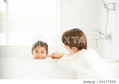 母親と娘のライフスタイル 母親と娘のライフスタイル 44177505