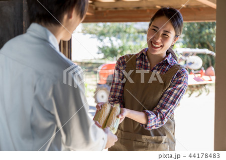田舎暮らし　ご近所付き合い　お裾分け 44178483