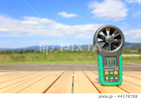 デジタル風速計 ドローンフライト前の風速チェック デジタル風速計 ドローンフライト前の風速チェック 44178788