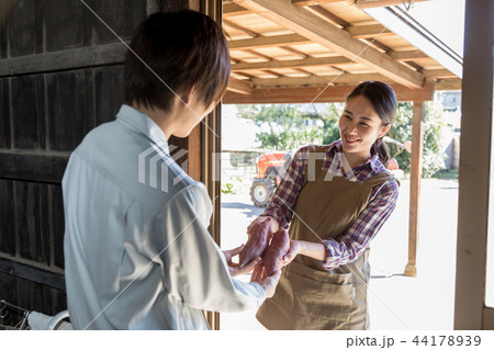 田舎暮らし　ご近所付き合い　お裾分け 44178939