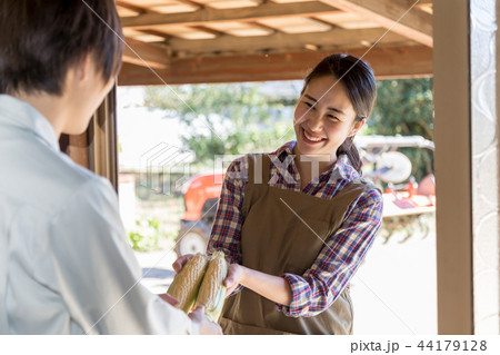 田舎暮らし　ご近所付き合い　お裾分け 44179128