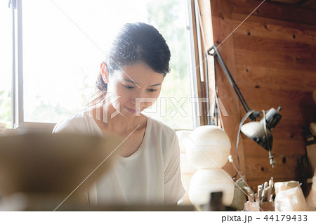 女性陶芸家 44179433