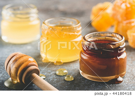 Selection of honey in small honey jars 44180418
