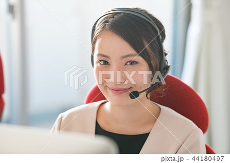 インカムで話すオペレーターの若い女性 44180497