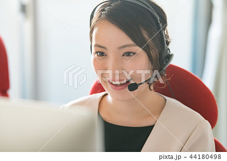 インカムで話すオペレーターの若い女性 44180498