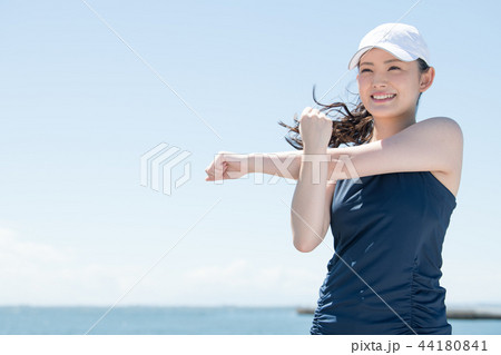 海辺でストレッチをする若い日本人女性 44180841
