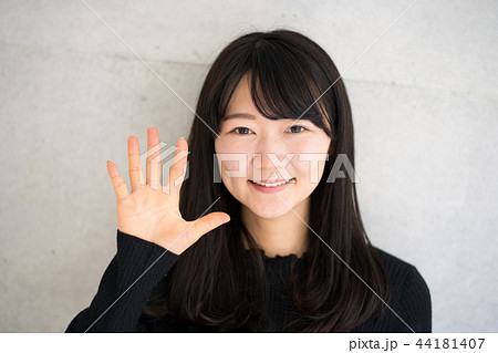 手を振る女性 手を振る女性 44181407