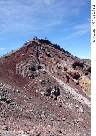 富士山頂の剣ヶ峰の旧富士測候所の写真素材 [44181432] - PIXTA