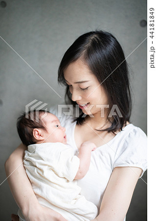 赤ちゃんを抱いた女性 44181849