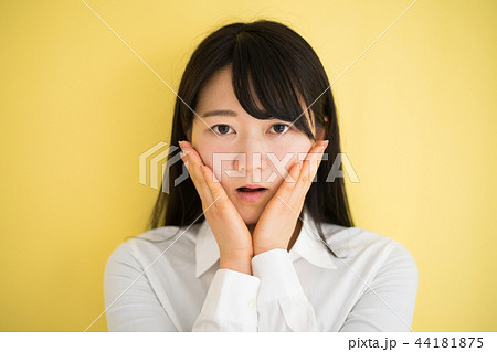 驚く女性 44181875