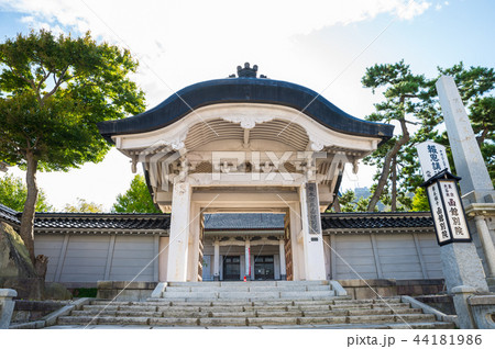 東本願寺函館別院 正門 （北海道函館市元町） ※2017年10月撮影 44181986