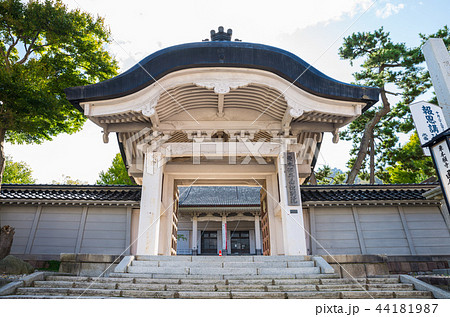 東本願寺函館別院 正門 （北海道函館市元町） ※2017年10月撮影 44181987
