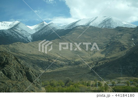 Tibetan village 44184180