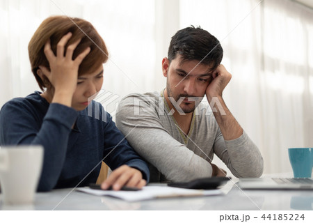 Young couple planning their montly expense. 44185224