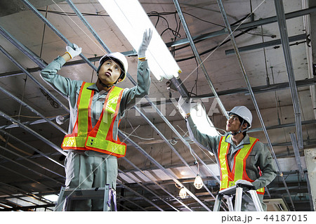 建設現場 電気工事 建設 作業員の写真素材