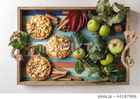 Sweet apple tartl 44187969