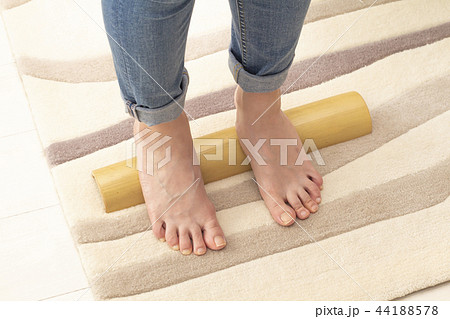 青竹踏みをする女性 青竹踏みをする女性 44188578