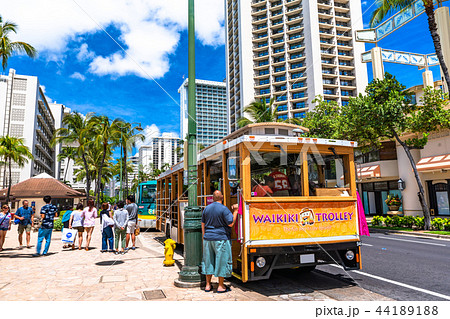 《ハワイ》ワイキキ・カラカウア通りのトロリーバス 44189188