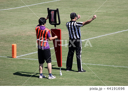 アメリカンフットボール 審判の写真素材