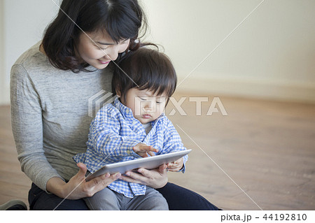 タブレットを見る親子 タブレットを見る親子 44192810