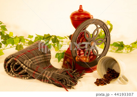 冬イメージのコーヒーセット　コーヒーミルと防寒具　コーヒー豆 44193307