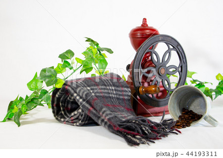 冬イメージのコーヒーセット　コーヒーミルと防寒具　コーヒー豆 44193311