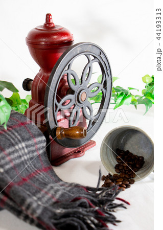 冬イメージのコーヒーセット　コーヒーミルと防寒具　コーヒー豆 44193313